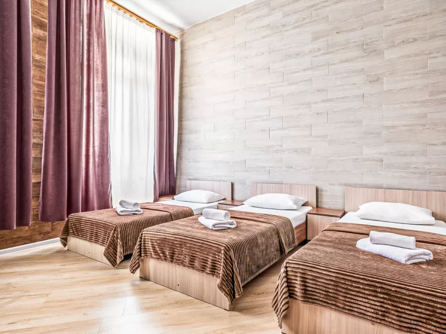 Номер категории Стандарт «Для троих» в санатории «Вернисаж» в г. Кисловодске - фотография