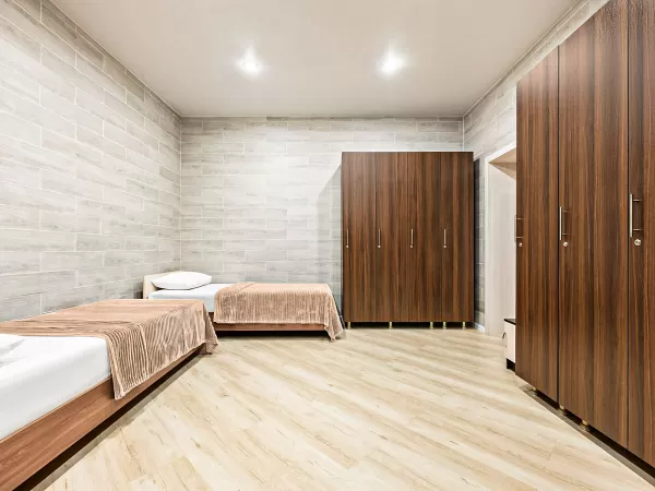 Номер категории Стандарт «Для четверых без окна» в санатории «Вернисаж» в г. Кисловодске - фотография