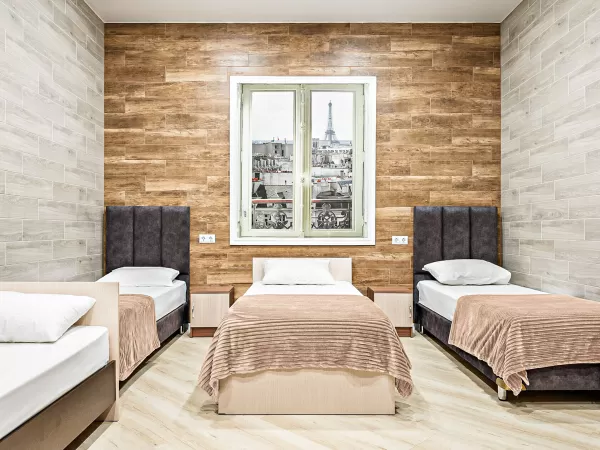 Номер категории Стандарт «Для пятерых без окна» в санатории «Вернисаж» в г. Кисловодске - фотография