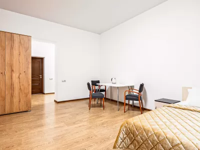 Номер категории Стандарт «Семейный двухкомнатный без окна» в санатории «Вернисаж» в г. Кисловодске - фотография